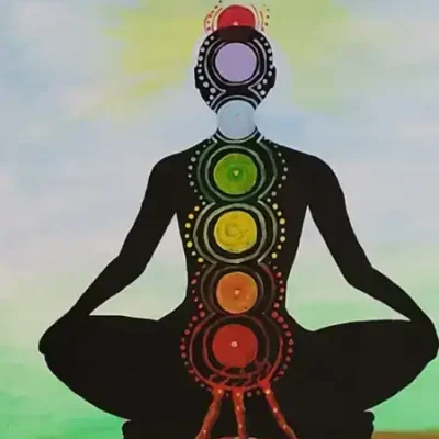 Schwarze Person gemalt im Schneidersitz mit bunt eingezeichneten Energiezentren/Chakren in der Mitte. Mit Wurzeln in die Erde und Kronenchakra