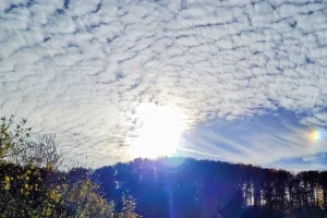 Breathwork, Himmel mit Sonne und Wolkenschleier, Weite, Freiheit